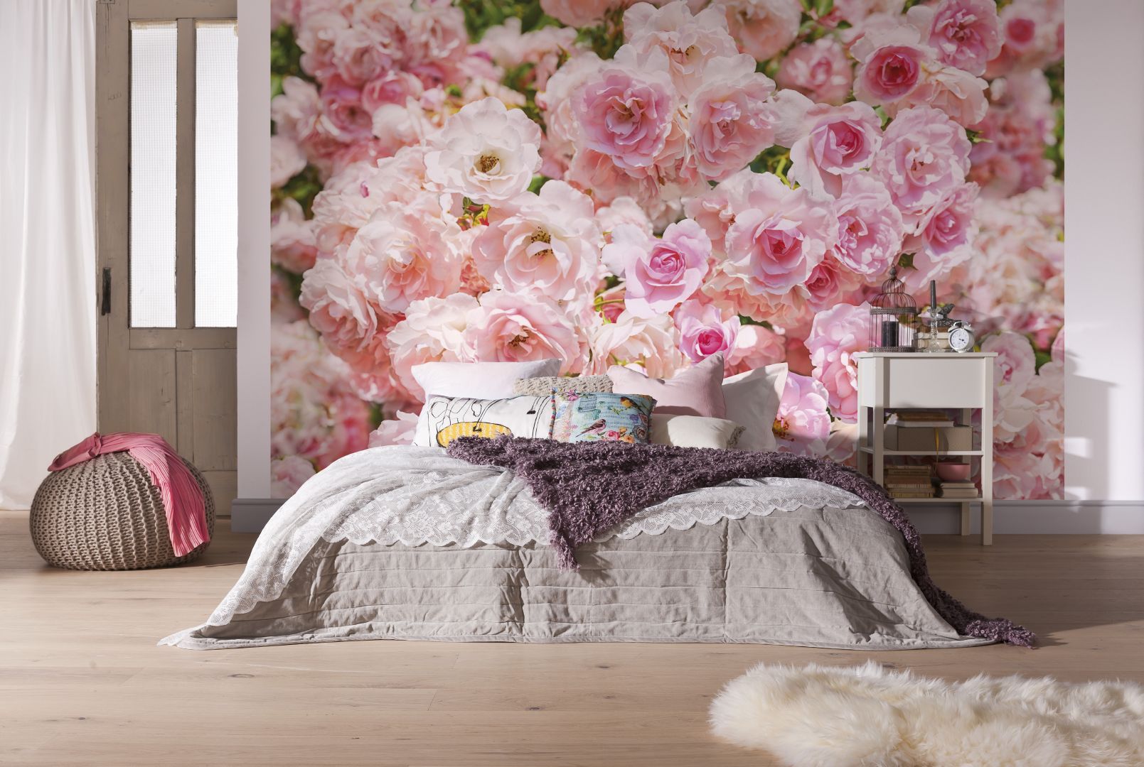Фотообои с розами в спальне