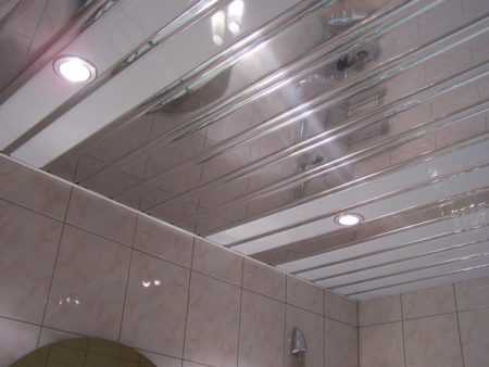 Реечный металлический потолок для ванной
